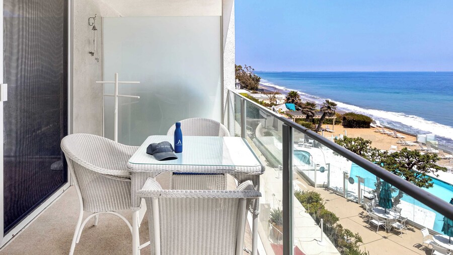 Oceanfront Gem w/ Balcony, Pool, Hot Tub & Carbon Beach Access Bluewater Haven by Avantstay