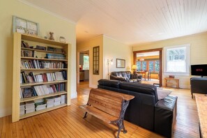 TV, fireplace - The Old School | Spa | Natural Park | Countryside (West Brome)