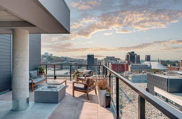 Terrace/patio - Le St-Laurent | Parking | Pool and BBQ | AC (Québec City)