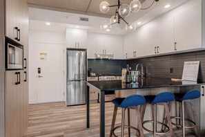 Fridge, microwave, stovetop, dishwasher