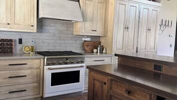 冰箱、微波炉、烤箱、炉灶