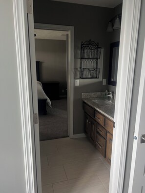 4 soverom, skrivebord, wi-fi (inkludert) og sengetøy