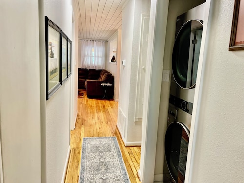 Remodeled Benton home-sleeps 7/Coffee bar/WI-FI & Netflix/easy access to freeway
