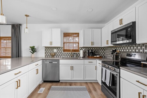 Designer 4 BD Home Near DWNTWN, Speedway + Game Room, Fire Pit, Grill