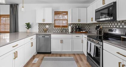 Designer 4 BD Home Near DWNTWN, Speedway + Game Room, Fire Pit, Grill