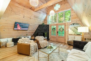 Smart TV, fireplace, video games - Cozy A-Frame Retreat (Gatlinburg)