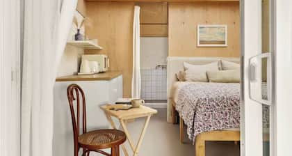 Private Studio/easy access to trendy East Austin