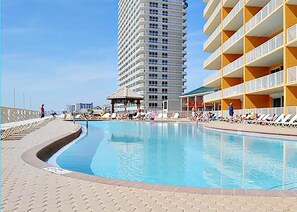 Condo, Plusieurs lits (Treasure Island 1804) | Piscine | Piscine intérieure, piscine extérieure