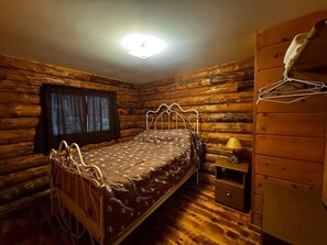 2 bedrooms, free WiFi, bed sheets - Riverfront Cabin #4. (Crystal Falls)