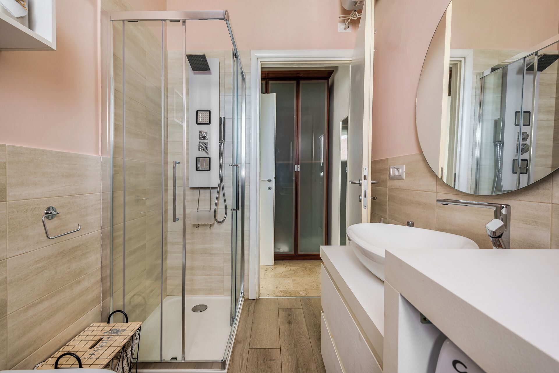 Een douche, een haardroger, een bidet, handdoeken