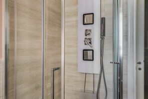 Regadera, secadora de cabello, bidet, toallas 