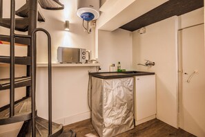 Fridge, oven, stovetop, coffee/tea maker