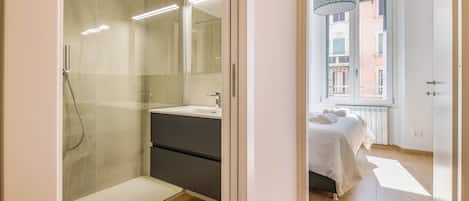 Shower, hair dryer, bidet, towels