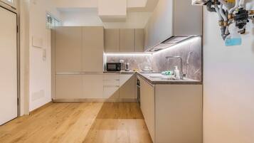 KĂŒhlschrank, Ofen, Herdplatte, GeschirrspĂŒler