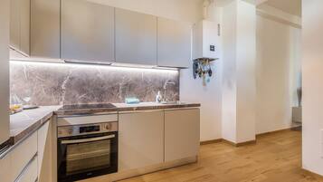 Kühlschrank, Ofen, Herdplatte, Geschirrspüler