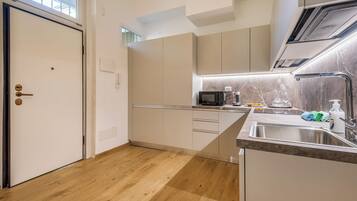 Frigorifero, forno, piano cottura, lavastoviglie