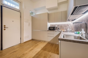 Fridge, oven, stovetop, dishwasher