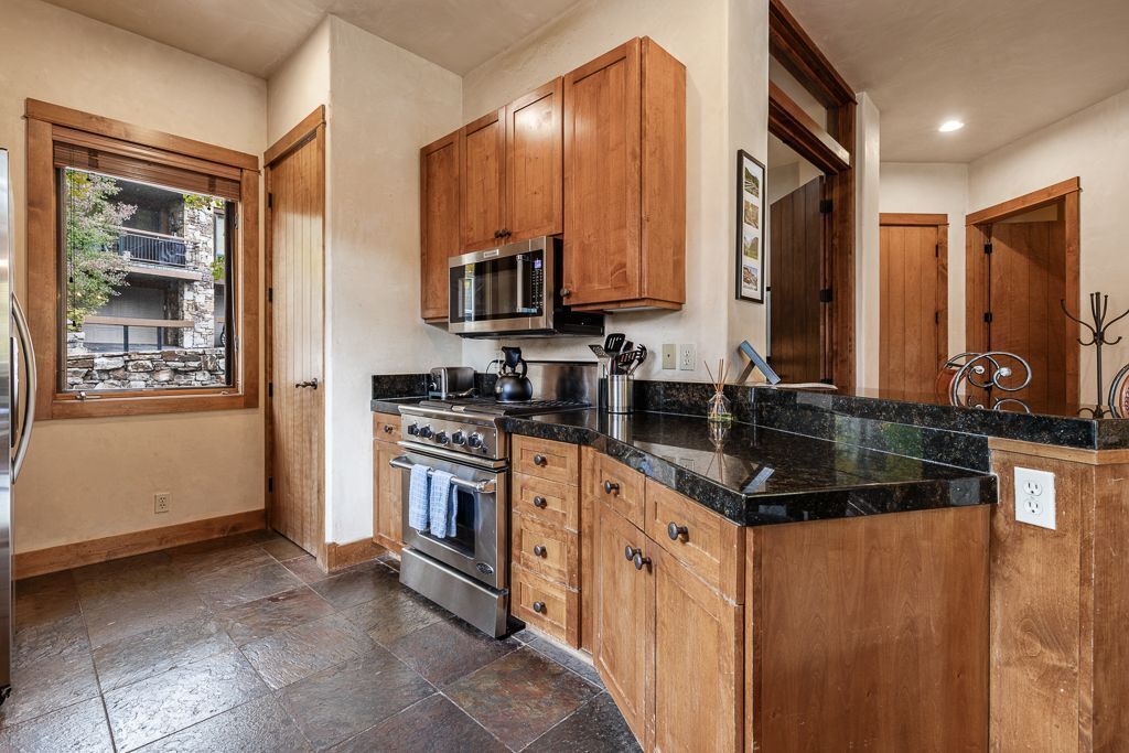 Kylskåp, mikrovågsugn, ugn och spishäll