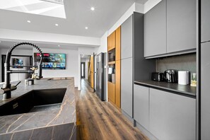 Køleskab, mikrobølgeovn, ovn, kogeplade