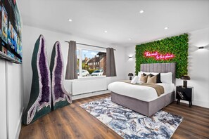 3 bedrooms, desk, iron/ironing board, travel crib