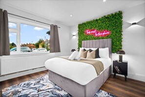 3 makuuhuonetta, työpöytä, silitysrauta/-lauta, vauvan matkasänky