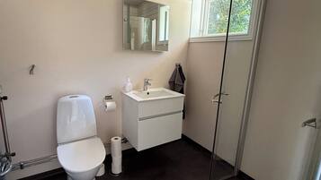 Douche, serviettes fournies, savon, papier toilette
