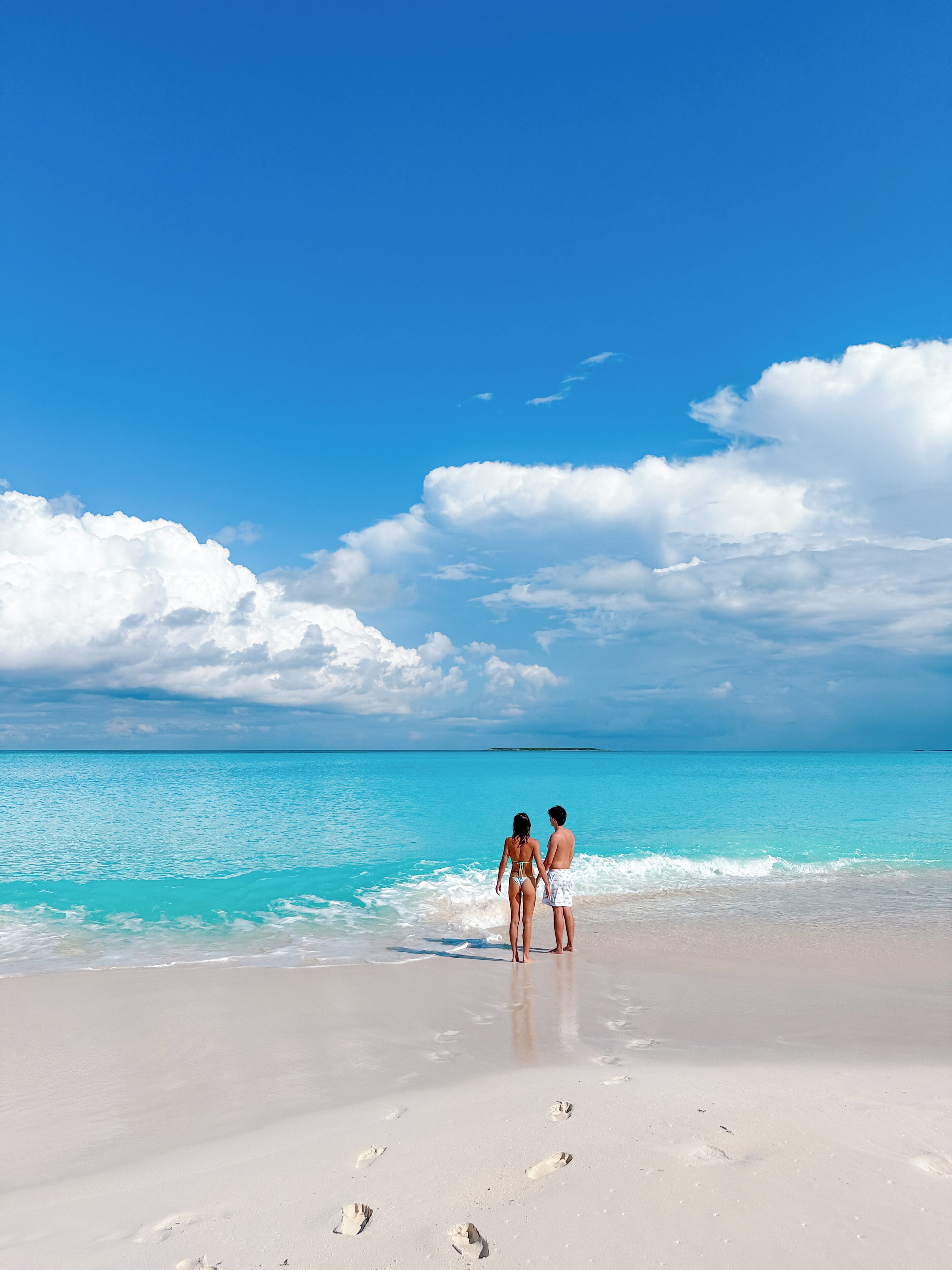 På stranden, solsenger og strandhåndklær
