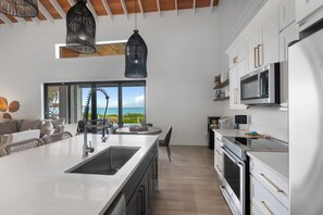 Refrigerador, microondas, horno, placa de cocina