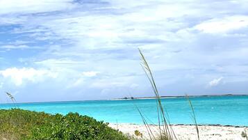 En la playa, camastros y toallas de playa