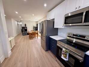 Private kitchen - Spacious 3 Bedroom House With Backyard (North Miami Beach)