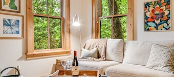 Resilience Road Cottage: Walk to Downtown Saluda, Close to Hiking & Activities!