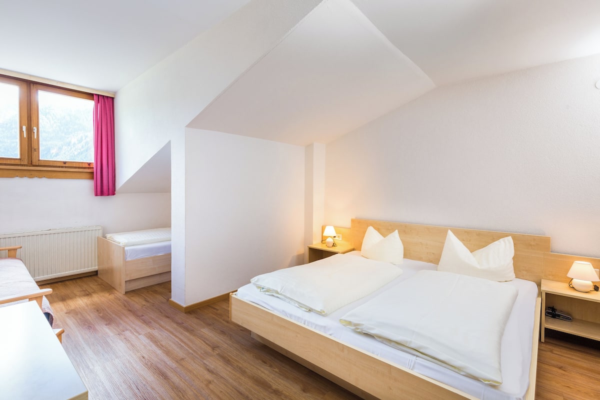 Classic-Dreibettzimmer, Bergblick | Zimmersafe, kostenloses WLAN, Rollstuhlgeeignet