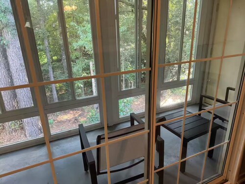 Beautiful 2 Bed/Near Everything!