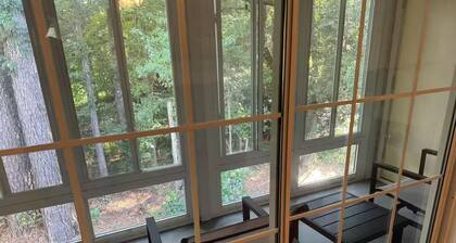 Beautiful 2 Bed/Near Everything!