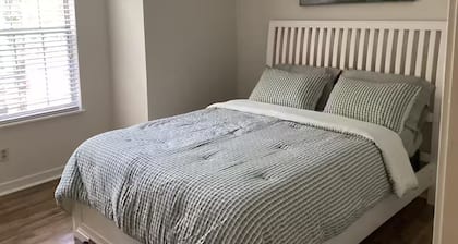 Beautiful 2 Bed/Near Everything!