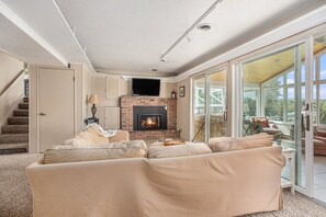 TV, fireplace