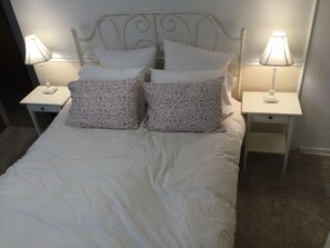 4 Schlafzimmer, Schreibtisch, Bügeleisen/Bügelbrett, Reisekinderbett