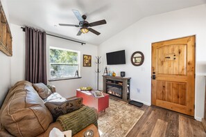 TV, fireplace