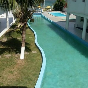 2 albercas al aire libre