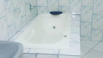 Chambre avec lits jumeaux, vue plage | Salle de bain