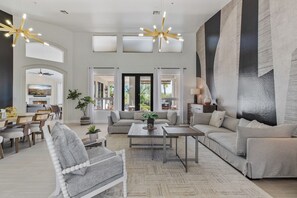 TV connectée, cheminée, table de tennis de table