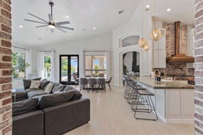 Smart TV, fireplace, ping pong - Scottsdale Oasis Resort | Pool, Hot Tub & Pickleball (Scottsdale)