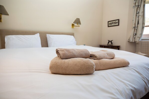 4 bedrooms, iron/ironing board, WiFi, bed sheets