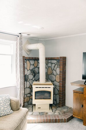 Una Smart TV, una chimenea