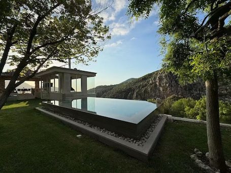 Pool. Casa Del Sultan Infinity Pool Garden Private