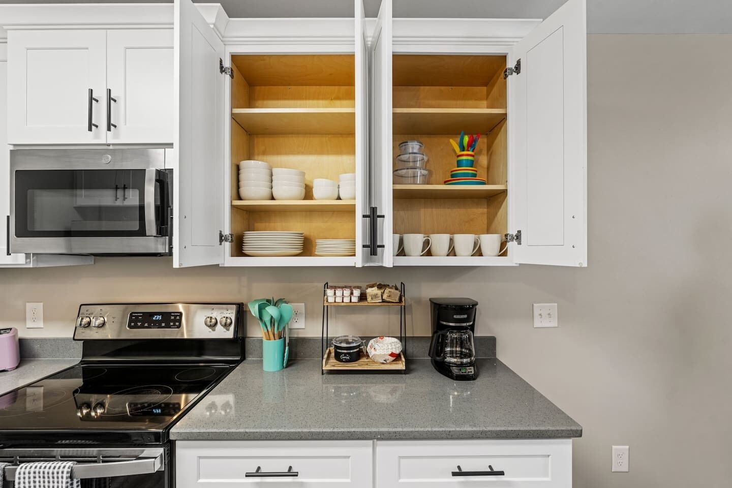 Frigorifero, microonde, forno, piano cottura