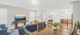 Entire Duplex w/ 2 Private Decks | Sleeps 12 | Great for Groups | 10 min to GVL