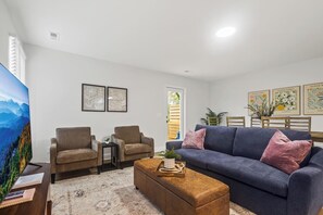 Smart TV, books - Modern & Comfy, Private Deck | 10 min to Paris Mtn + Greenville | Sleeps 6 (Taylors)