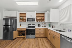 Refrigerador, microondas, horno y parrilla de estufa 