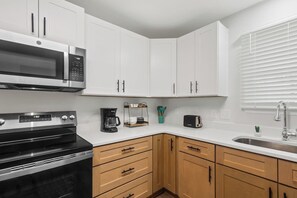 Fridge, microwave, oven, stovetop - Modern & Comfy, Private Deck | 10 min to Paris Mtn + Greenville | Sleeps 6 (Taylors)
